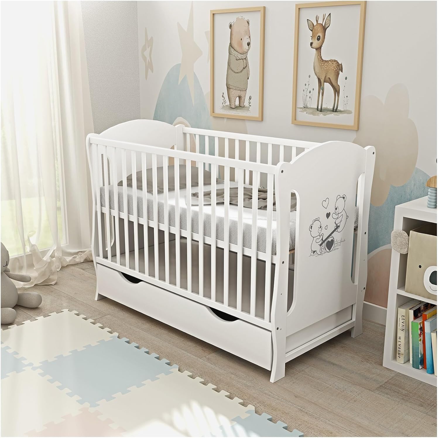 Babybett 60x120 weiß Kinderbett umbaubar zum Juniorbett Schublade Matratze Teddy Wippe Motiv