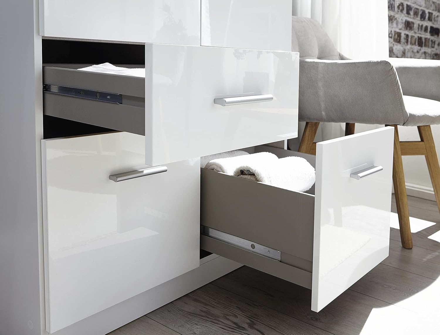 Rauch Möbel Celle, Kleiderschrank für Schlafzimmer, Kinderzimmer, Babyzimmer, Garderobe, Flur, 3-türig, 6 Schubladen, Farbe Hochglanz Weiß/Weiß, Breite 136 cm